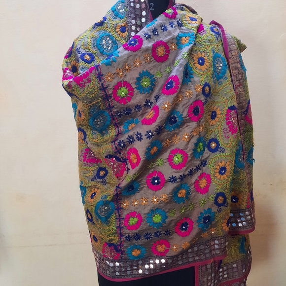 Fulkari dupatta - Picture 5 of 11